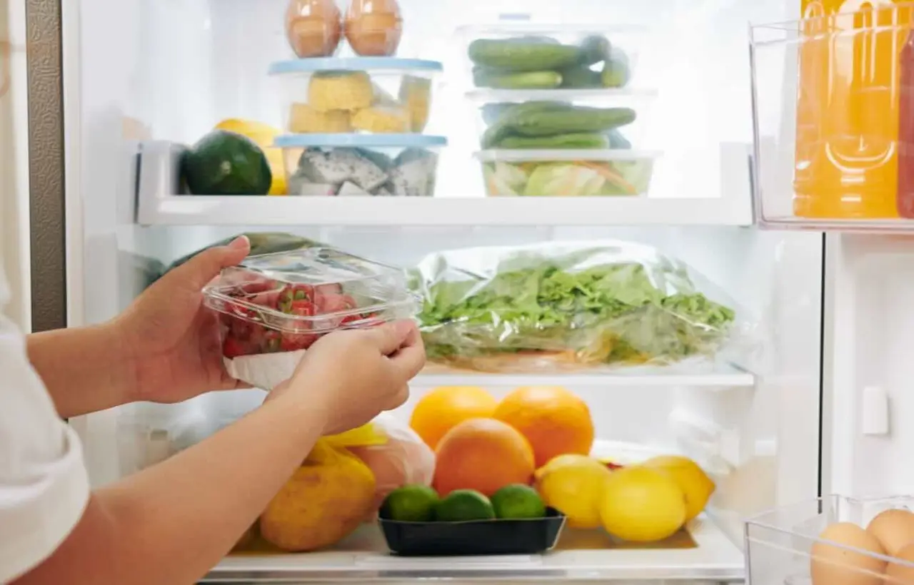 Come organizzare il frigorifero per far durare di più gli alimenti e ridurre gli sprechi