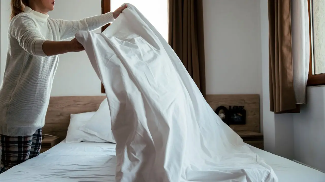Il sistema infallibile per piegare il lenzuolo con gli angoli in meno di un minuto
