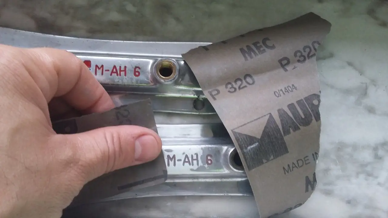 Come affilare le forbici in 10 secondi usando un semplice foglio di alluminio