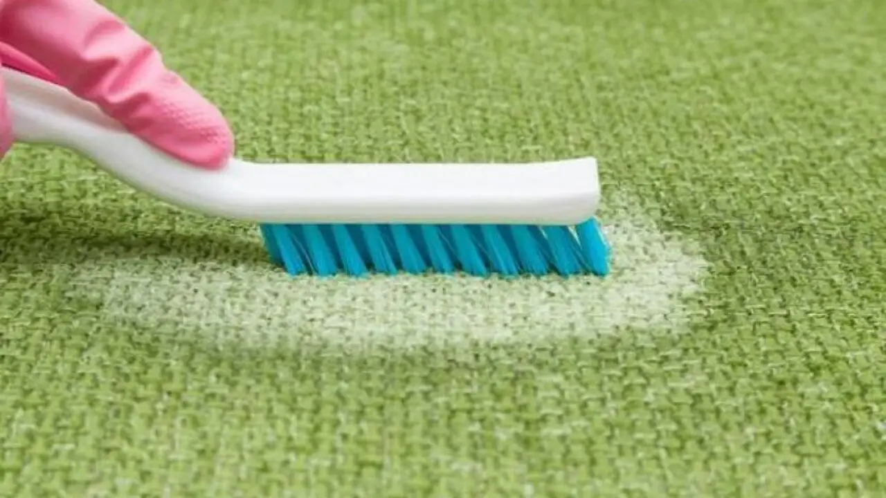 Divano in tessuto macchiato? Il metodo a secco per pulirlo senza rovinarlo